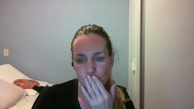 Snapshot of Annylove1 chatting on October 19, 12:22 am Annylove1 online show from October 19, 12:22 am