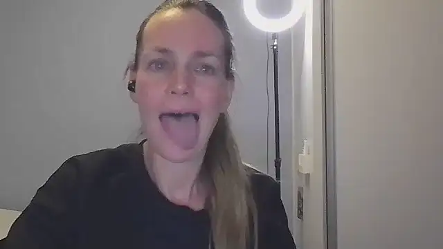 Snapshot of Annylove1 chatting on November 13, 11:47 pm Annylove1 online show from November 13, 11:47 pm