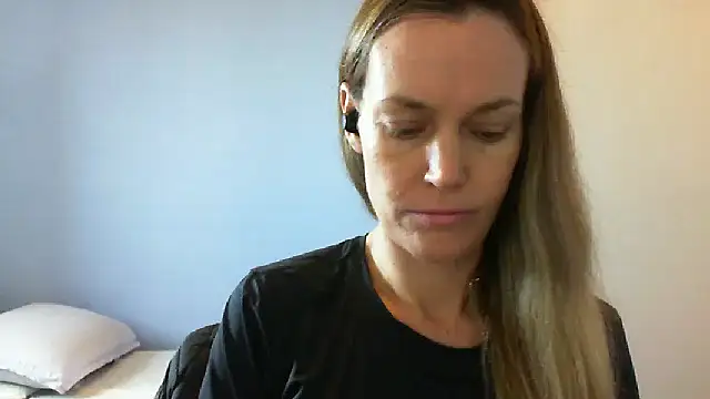 Snapshot of Annylove1 chatting on November 19, 10:48 am Annylove1 online show from November 19, 10:48 am