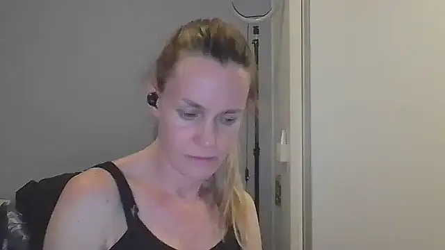 Snapshot of Annylove1 chatting on December 5, 12:19 am Annylove1 online show from December 5, 12:19 am