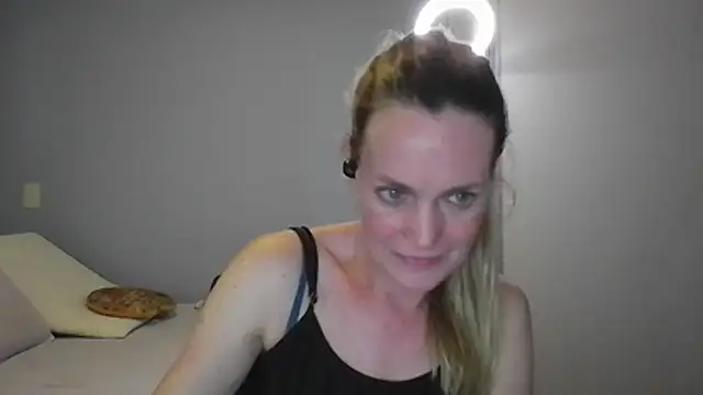 Snapshot of Annylove1 chatting on December 14, 12:27 am Annylove1 online show from December 14, 12:27 am