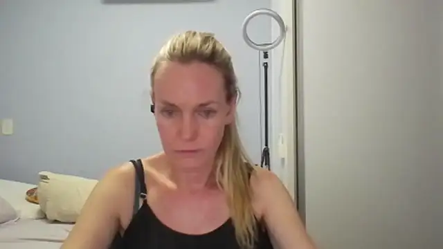 Snapshot of Annylove1 chatting on January 12, 12:27 am Annylove1 online show from January 12, 12:27 am