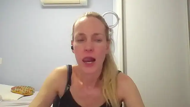 Snapshot of Annylove1 chatting on January 14, 12:16 am Annylove1 online show from January 14, 12:16 am