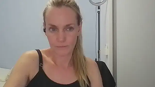 Snapshot of Annylove1 chatting on February 18, 12:17 am Annylove1 online show from February 18, 12:17 am