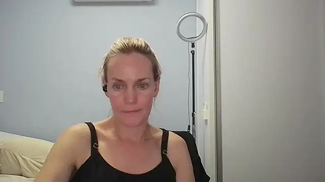 Snapshot of Annylove1 chatting on February 20, 12:18 am Annylove1 online show from February 20, 12:18 am