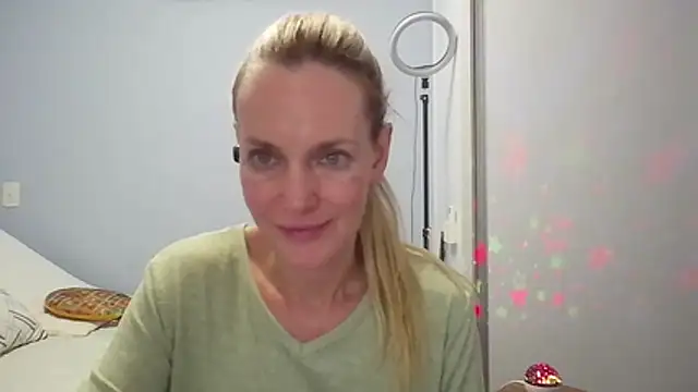 Snapshot of Annylove1 chatting on February 22, 1:18 am Annylove1 online show from February 22, 1:18 am