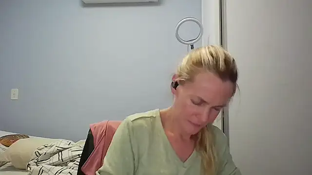 Snapshot of Annylove1 chatting on February 26, 12:20 am Annylove1 online show from February 26, 12:20 am