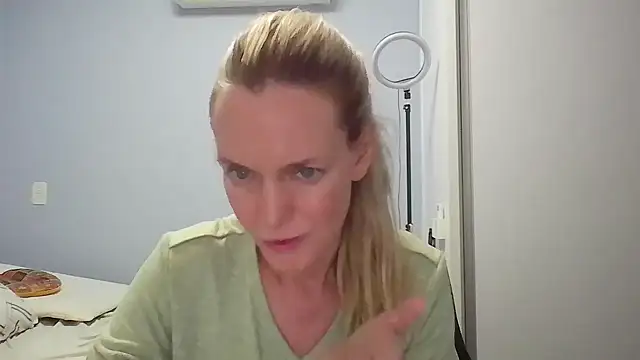 Snapshot of Annylove1 chatting on February 28, 12:44 am Annylove1 online show from February 28, 12:44 am