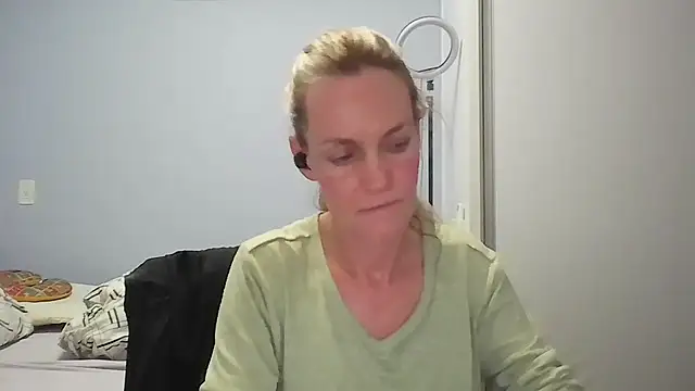 Snapshot of Annylove1 chatting on March 6, 12:18 am Annylove1 online show from March 6, 12:18 am