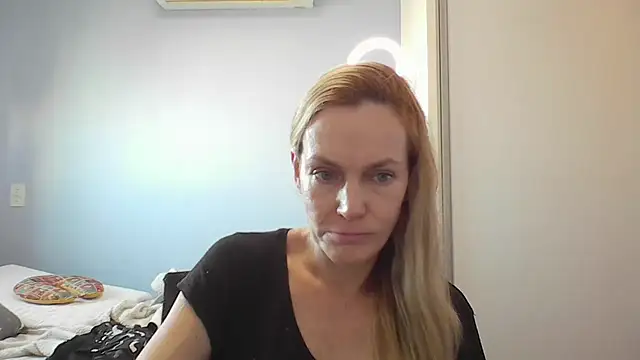 Snapshot of Annylove1 chatting on March 24, 10:20 am Annylove1 online show from March 24, 10:20 am