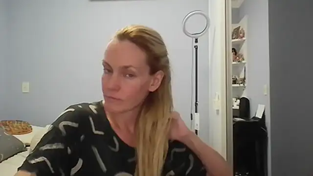 Snapshot of Annylove1 chatting on April 6, 11:49 pm Annylove1 online show from April 6, 11:49 pm