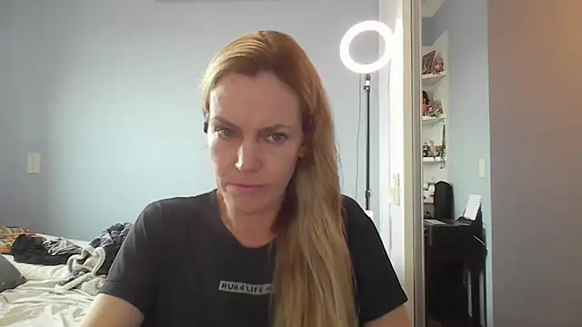 Snapshot of Annylove1 chatting on April 8, 10:48 am Annylove1 online show from April 8, 10:48 am