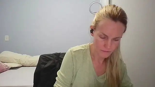 Snapshot of Annylove1 chatting on April 13, 12:05 am Annylove1 online show from April 13, 12:05 am