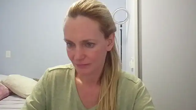 Snapshot of Annylove1 chatting on April 19, 1:05 am Annylove1 online show from April 19, 1:05 am