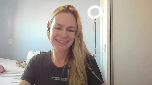 Snapshot of Annylove1 chatting on April 22, 12:18 pm Annylove1 online show from April 22, 12:18 pm