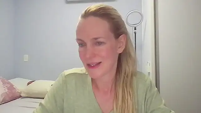 Snapshot of Annylove1 chatting on April 27, 12:30 am Annylove1 online show from April 27, 12:30 am