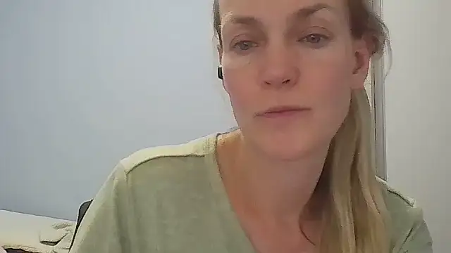 Snapshot of Annylove1 chatting on April 29, 12:27 am Annylove1 online show from April 29, 12:27 am