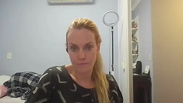 Snapshot of Annylove1 chatting on May 4, 12:06 am Annylove1 online show from May 4, 12:06 am