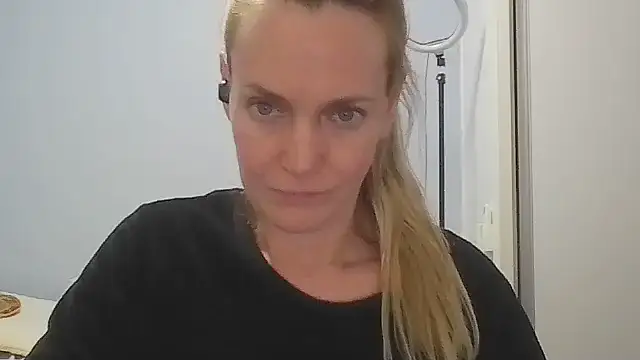 Snapshot of Annylove1 chatting on May 26, 12:17 am Annylove1 online show from May 26, 12:17 am