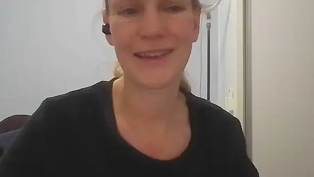 Snapshot of Annylove1 chatting on May 27, 12:40 am Annylove1 online show from May 27, 12:40 am