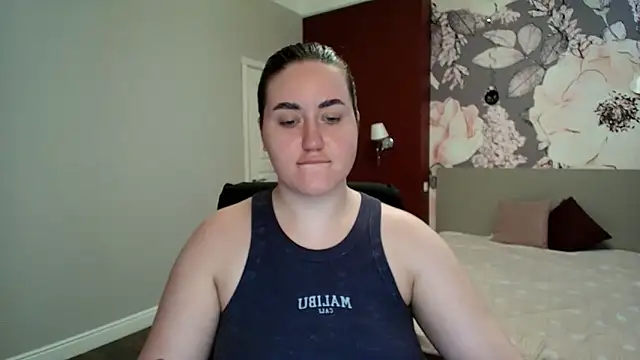 Roxie Bradley online show from April 7, 5:41 am