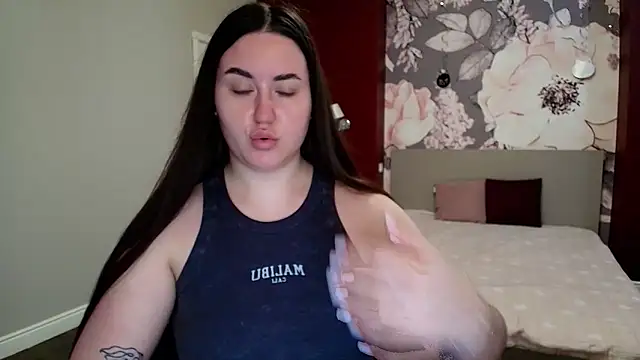 Roxie Bradley online show from April 13, 5:46 am