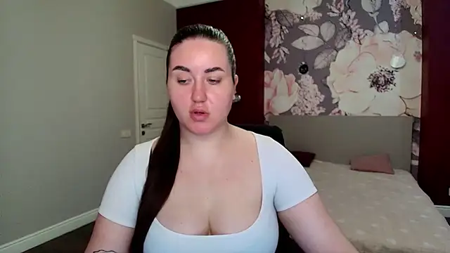 Roxie Bradley online show from April 17, 6:16 am