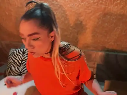 Snapshot of Im_sophiie chatting on December 9, 6:12 am Im sophiie online show from December 9, 6:12 am