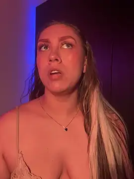 Snapshot of Im_sophiie chatting on February 13, 8:59 am Im sophiie online show from February 13, 8:59 am