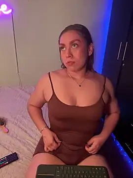 Snapshot of Im_sophiie chatting on February 14, 9:13 am Im sophiie online show from February 14, 9:13 am