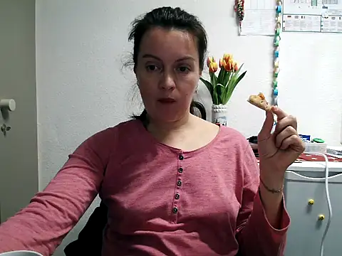 Snapshot of LoveNBloom chatting on February 6, 7:29 pm LoveNBloom online show from February 6, 7:29 pm