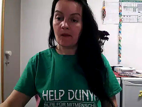 Snapshot of LoveNBloom chatting on March 4, 6:18 pm LoveNBloom online show from March 4, 6:18 pm