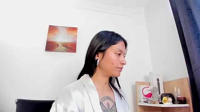 nia  white online show from November 24, 6:18 pm