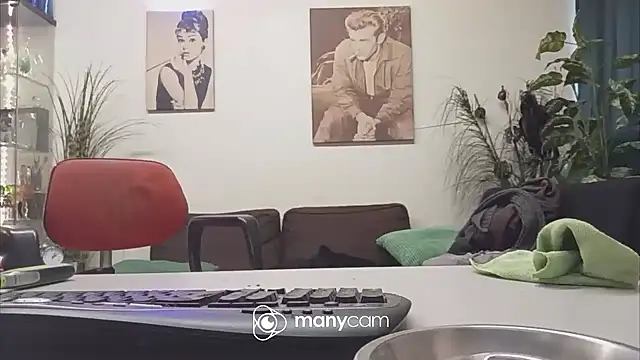 Snapshot of der_dino30 chatting on February 7, 8:55 am der dino30 online show from February 7, 8:55 am