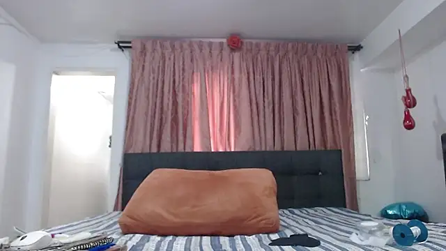 linapalacios online show from July 5, 10:28 pm
