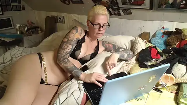 Snapshot of MaryG chatting on October 22, 5:34 pm MaryG online show from October 22, 5:34 pm