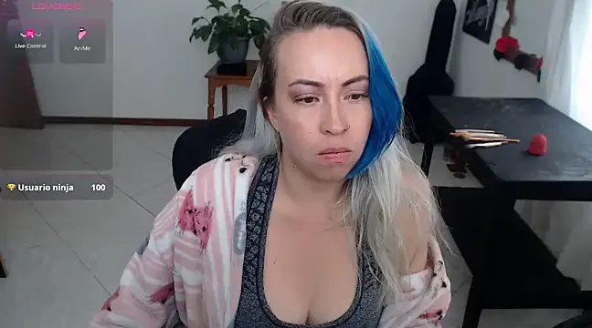 charlottezoe15 online show from March 6, 7:10 pm