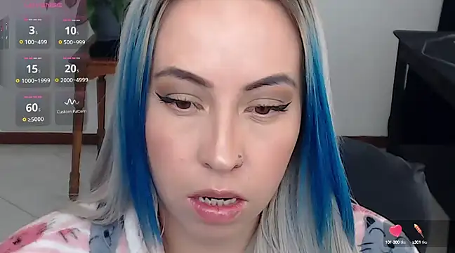 charlottezoe15 online show from March 11, 6:41 pm