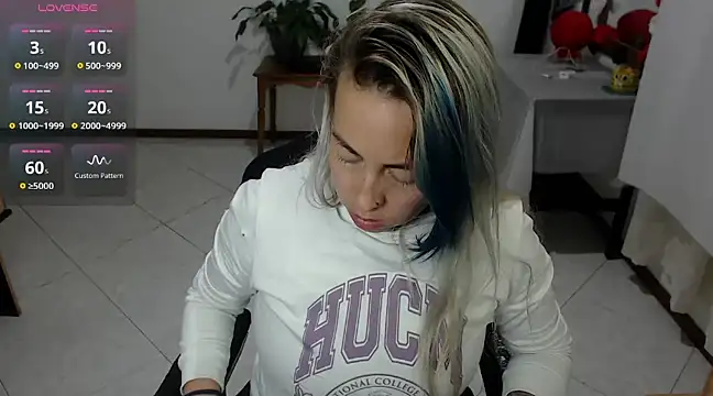 charlottezoe15 online show from March 23, 2:48 am