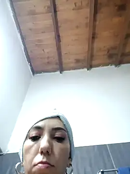 Snapshot of LunaZambrano chatting on November 15, 2:09 am LunaZambrano online show from November 15, 2:09 am