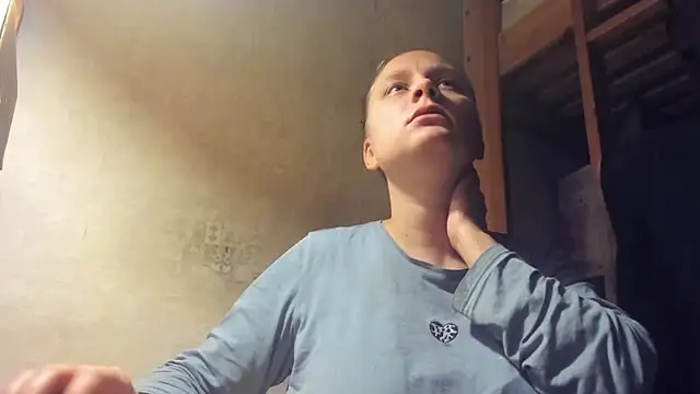 Snapshot of FrumCake chatting on December 17, 1:39 am FrumCake online show from December 17, 1:39 am