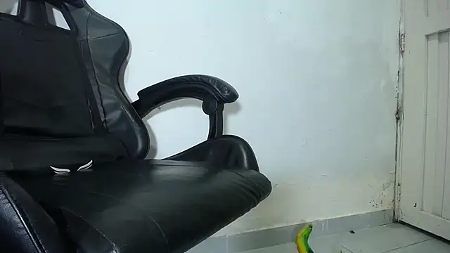 hersheybanks23 online show from November 20, 11:10 am