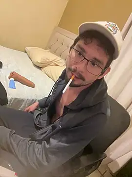 Snapshot of Tomthelong chatting on February 6, 11:43 am Tomthelong online show from February 6, 11:43 am