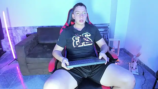 Snapshot of davinalhot chatting on April 7, 8:15 am davinalhot online show from April 7, 8:15 am