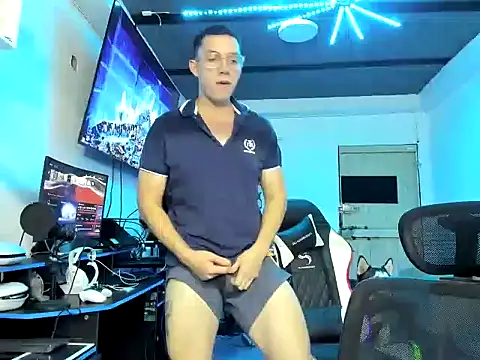 Snapshot of davinalhot chatting on April 13, 3:34 am davinalhot online show from April 13, 3:34 am