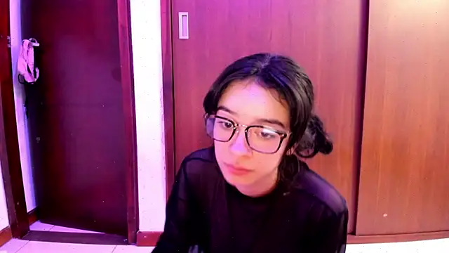 Snapshot of _Lunnaa_ chatting on February 2, 5:21 am Lunnaa online show from February 2, 5:21 am