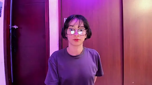 Snapshot of _Lunnaa_ chatting on February 23, 1:57 am Lunnaa online show from February 23, 1:57 am