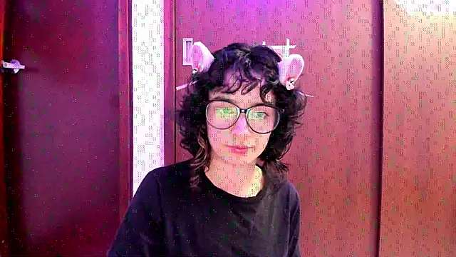 Snapshot of _Lunnaa_ chatting on November 7, 12:32 am Lunnaa online show from November 7, 12:32 am