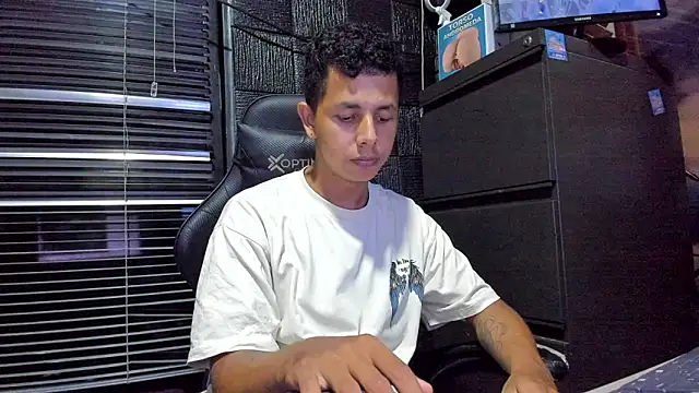 Snapshot of boy_bigcock24cm chatting on June 23, 12:52 am boy bigcock24cm online show from June 23, 12:52 am