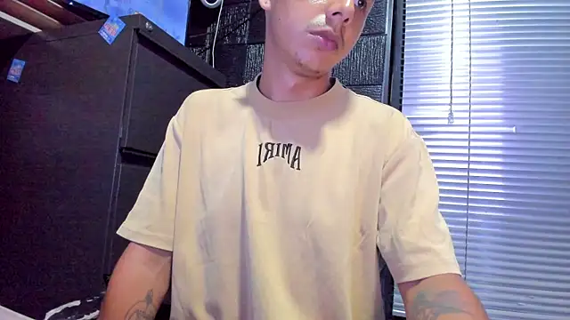 Snapshot of boy_bigcock24cm chatting on July 18, 12:48 am boy bigcock24cm online show from July 18, 12:48 am